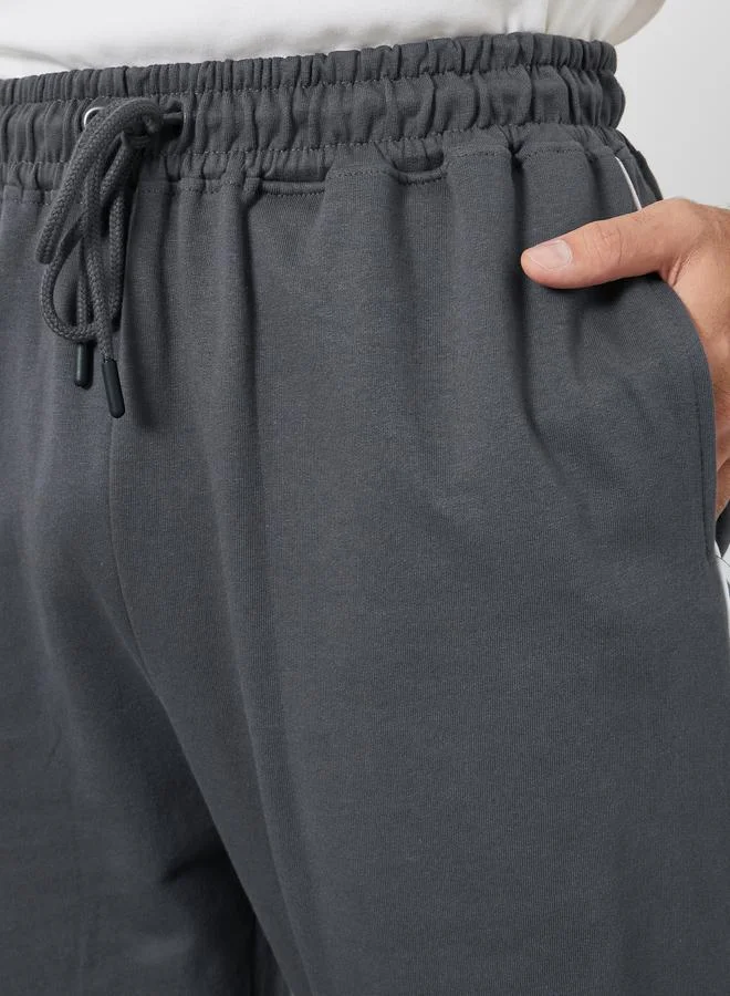 ستايلي بنطال رياضي بتفاصيل خطوط بيضاء